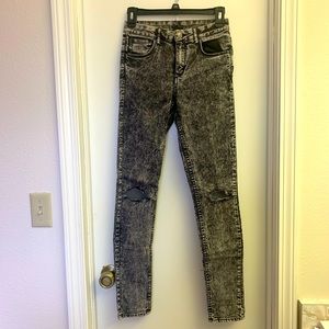 ❌SOLD❌ Divided • Distressed Skinny Jeans